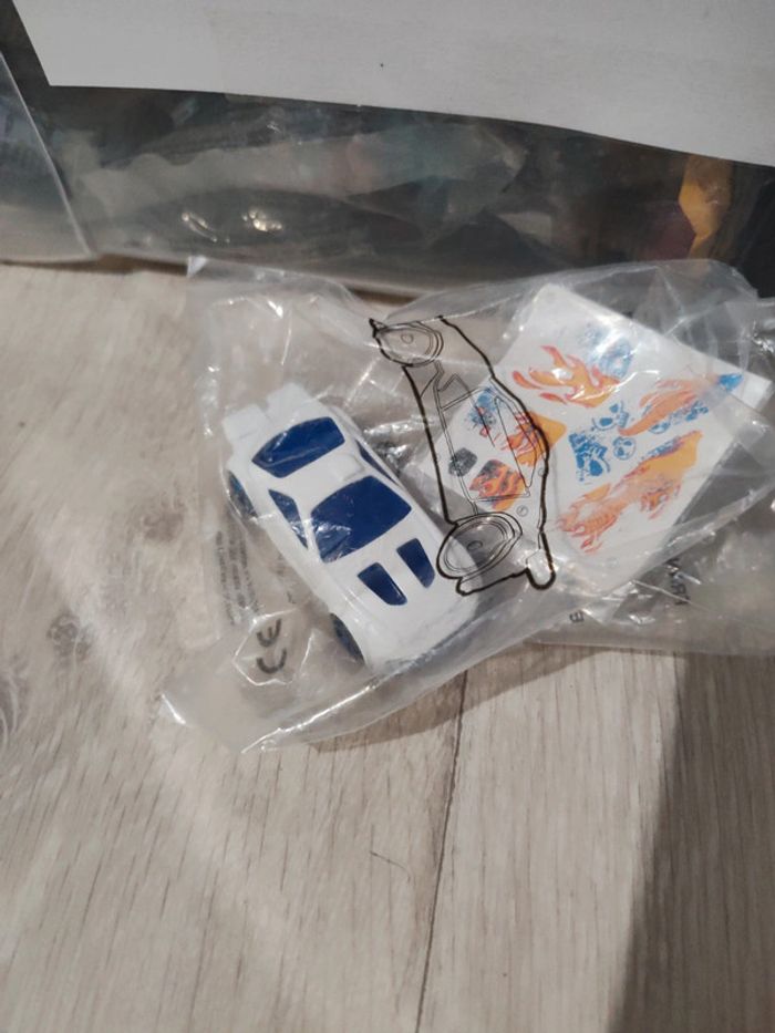 Figurine McDonald's Hot Wheels neuve. - photo numéro 2