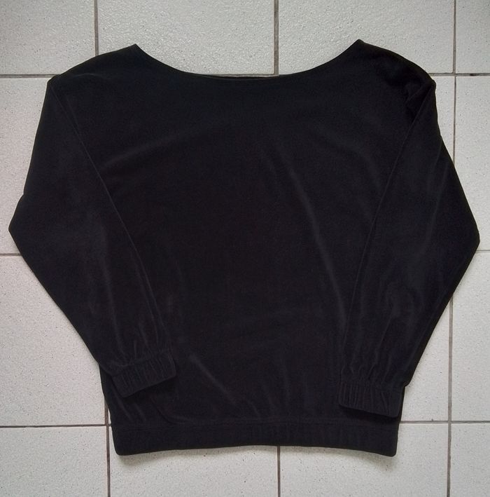 Haut de pyjama doux noir.