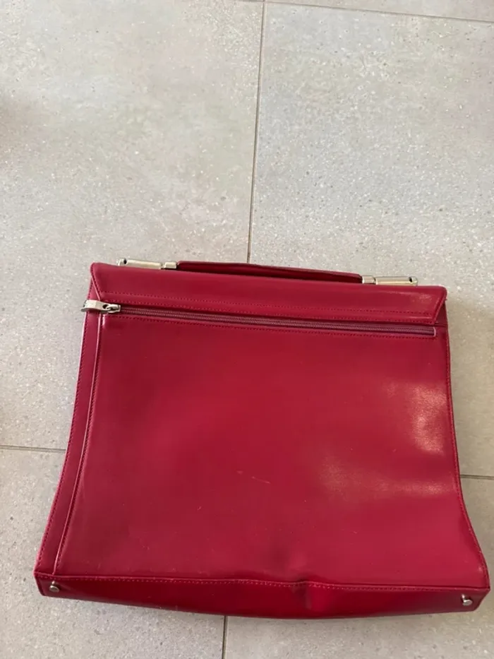 Pochette rouge Mandarina Duck avec une bandoulière usé, 37x28cm - photo numéro 3