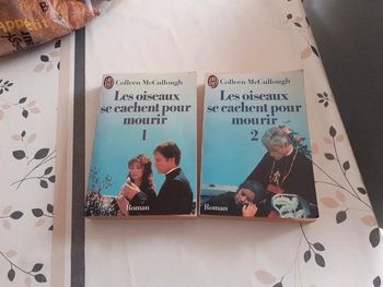Livre (les 2) les oiseaux se cachent pour mourir