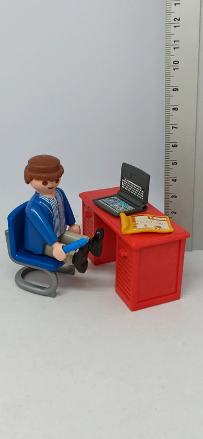 Homme avec bureau rouge et accessoires playmobil