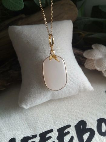 Collier pierre de lune orangée et queue de baleine