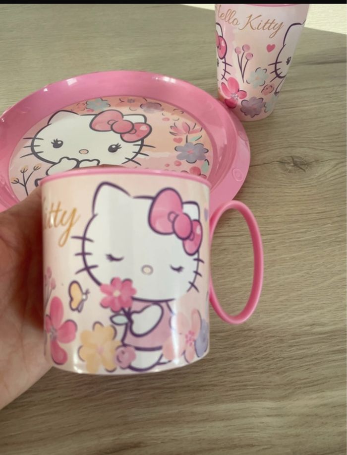 Magnifique ensemble neuf Hello Kitty - photo numéro 3