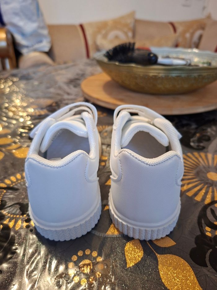 Basket blanche motif coeur sur coter fille taille 28 neuf prix 8 euro - photo numéro 3