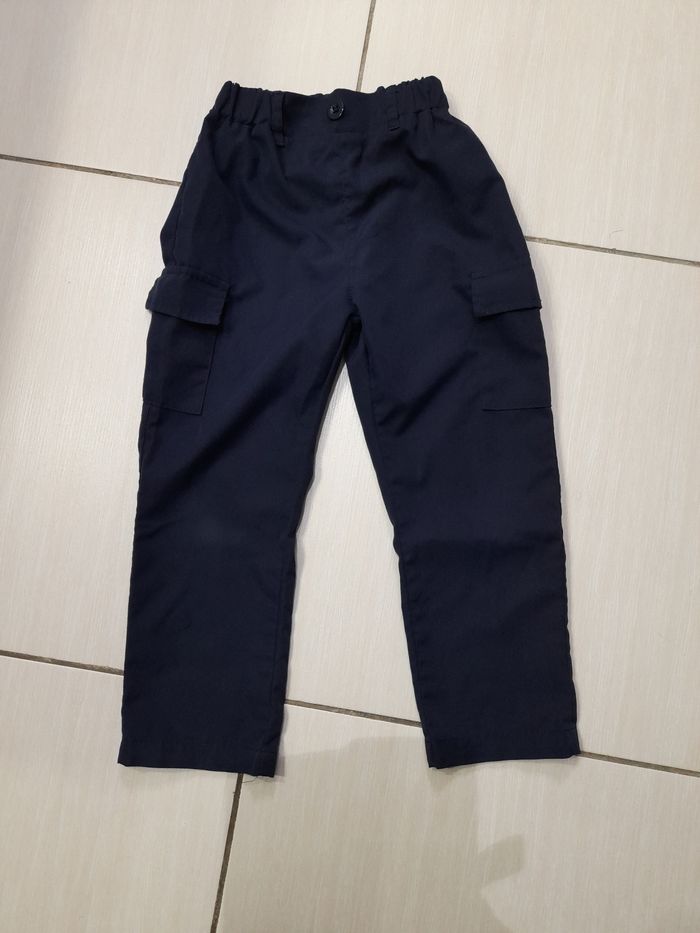 Pantalon bleu marine 5 ans
Bon état