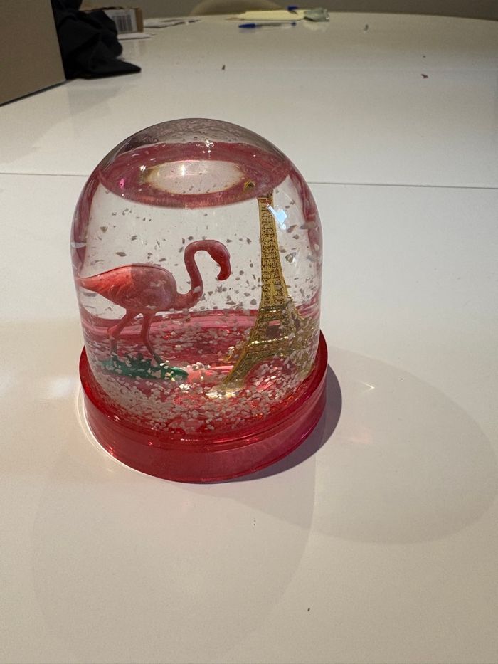 Boule de neige rose représentant la Tour Eiffel et un flamant rose - photo numéro 3