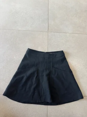 Jupe noire Maje, taille 38, bon état mais une accroche arrachée à l'arrière 38*43cm