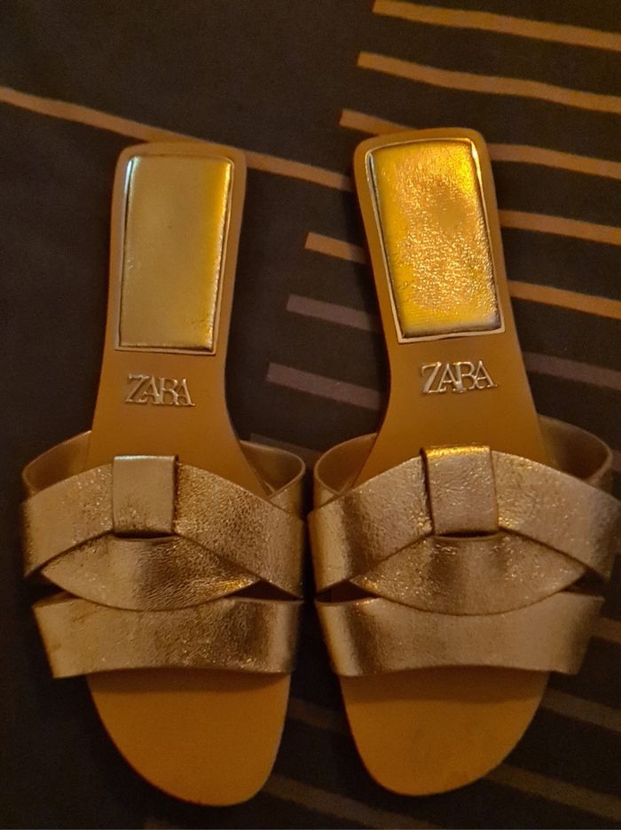 Claquettes doré Zara
