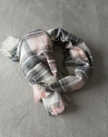 Écharpe carrée 
Dimensions : 120 x 120 cm