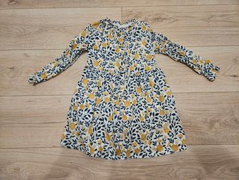 Robe avec bouton dorés