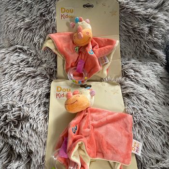 Lot de 2 doudous girafe doukidou neuf etiquetté