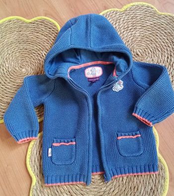 Gilet épais en lainage bleu avec capuche Sergent Major taille 18 mois