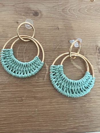 Boucles d’oreilles dorées et bleues