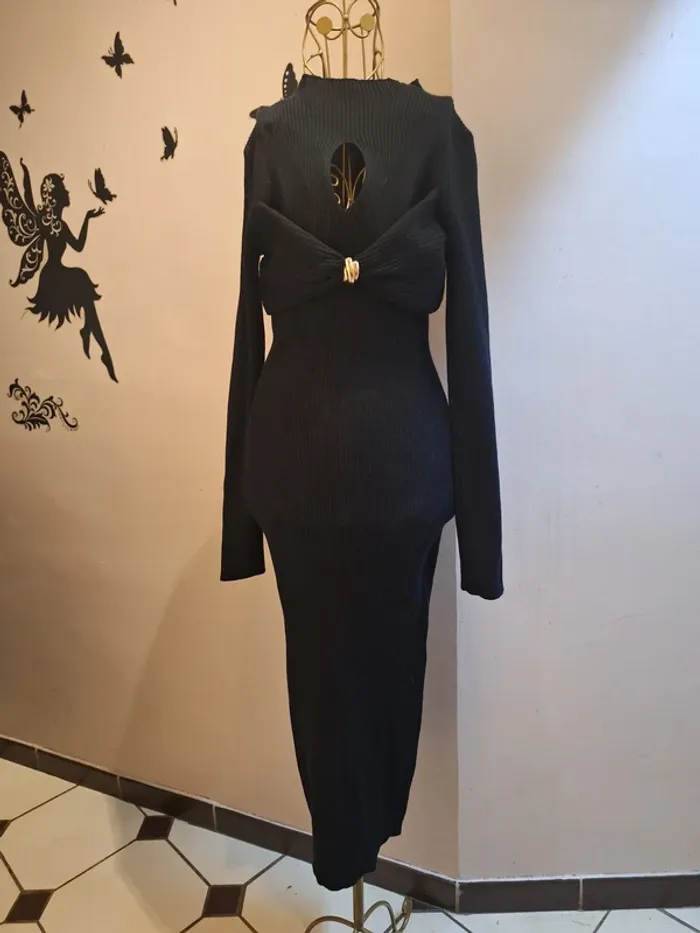 Robe longue noire en mailles & bijoux