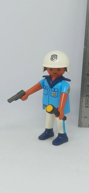 Homme policier avec casque blanc et arme playmobil