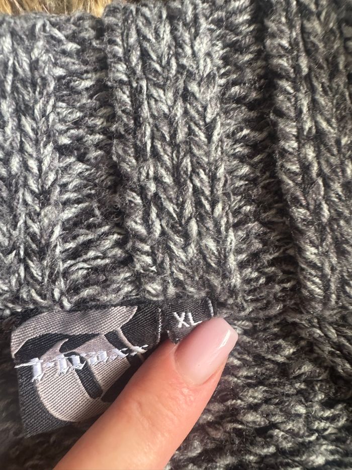 Pull à capuche gris avec doublure en fausse fourrure - photo numéro 4