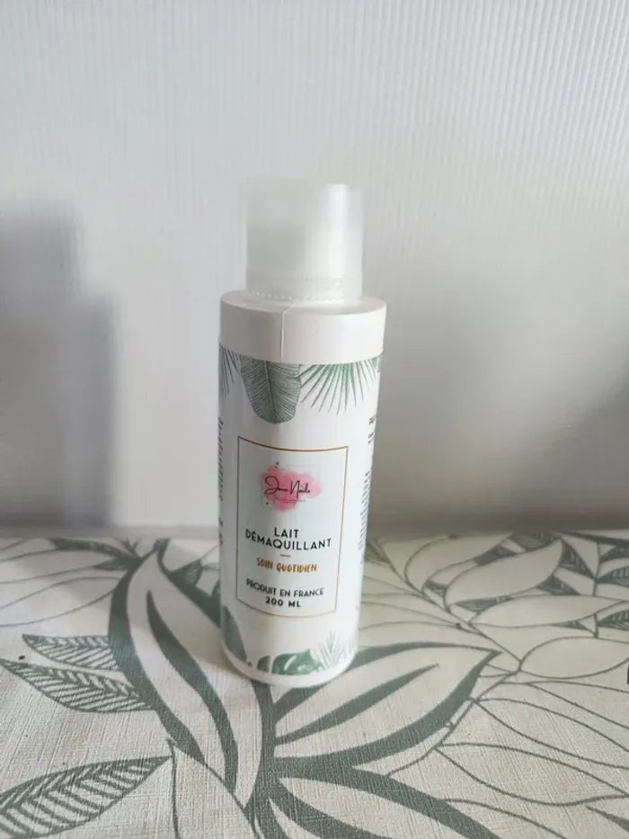 Jova nails lait démaquillant 200ml  valeur 12€  à utiliser 6 mois après ouverture
