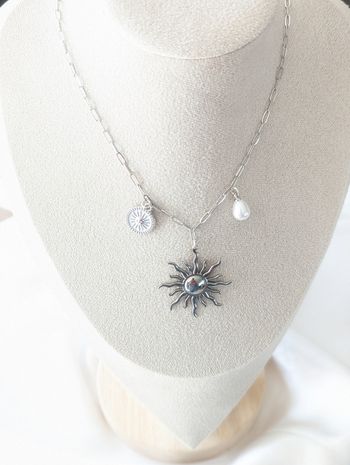 Collier breloques soleil