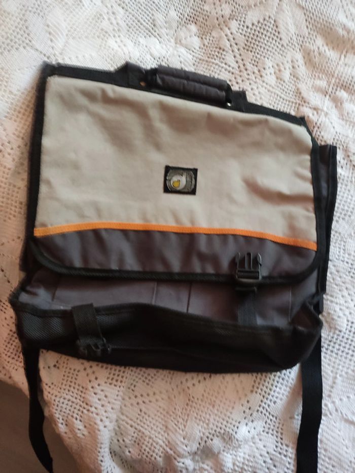 cartable gris et noir - photo numéro 3