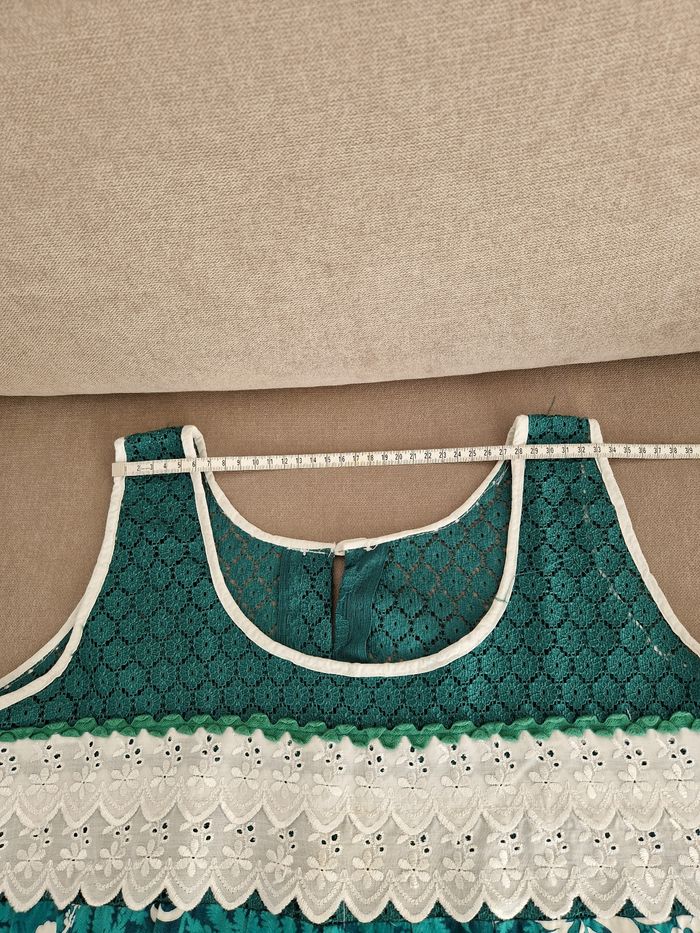 Robe polynésienne verte à fleurs blanche avec détail dentelle - photo numéro 3