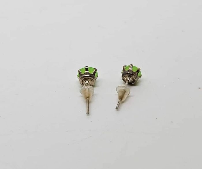 Paire de boucles d'oreilles. Neuve.
Verte - photo numéro 3