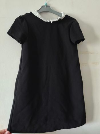 Robe avec col blanc