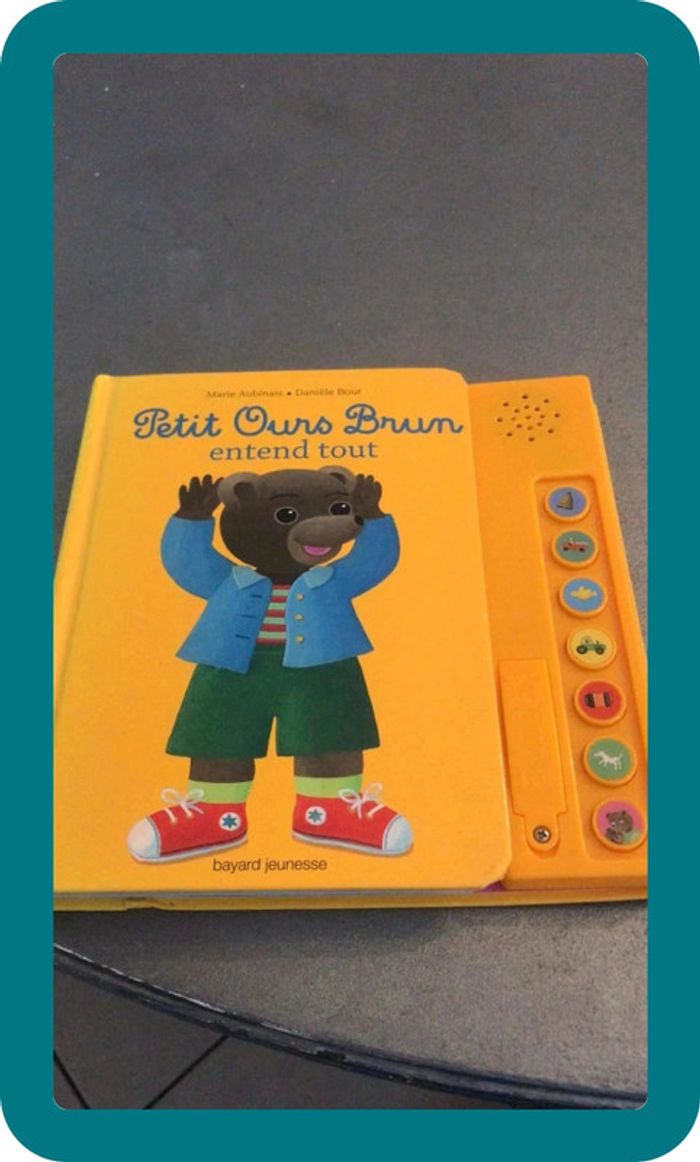 Petit ours brun entend tout