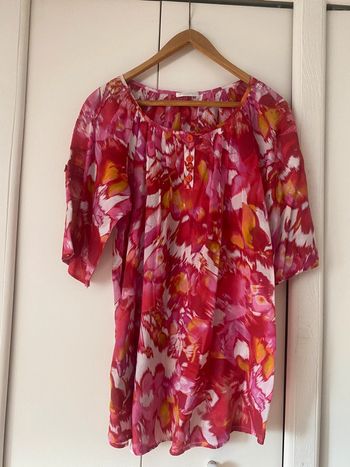 Petite blouse légère en coton avec motif fleuries