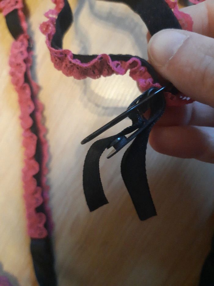 Porte jarretelle noir et fushia - photo numéro 8