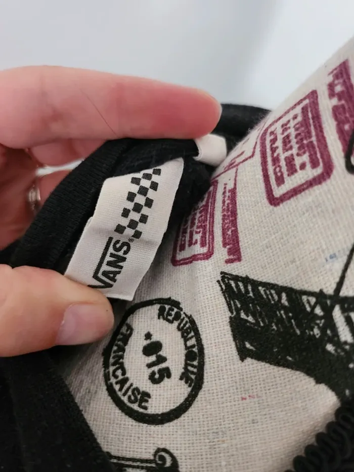 Très Joli Pull noir de marque Vans et de taille 36 - photo numéro 3