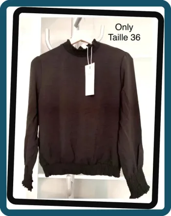 Très jolie blouse noire col cheminée Only T/36