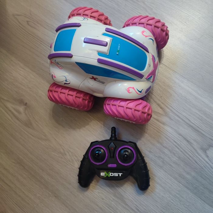 Voiture télécommandée amphibie rose exost moon 
Roule sur la terre, la neige et l’eau Enfin une voiture amphibie 100% fille. Avec style, défie tous les terrains : roule sur la terre, la neige & l’eau ! Ses gommes de protections anti-chocs sur sa coque