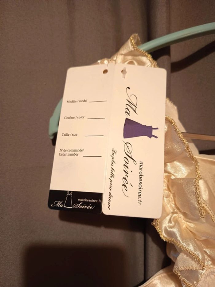 Robe soirée, bustier Une manche sans bretelles et l'autre satin filet or. Marque U Queenie. - photo numéro 7