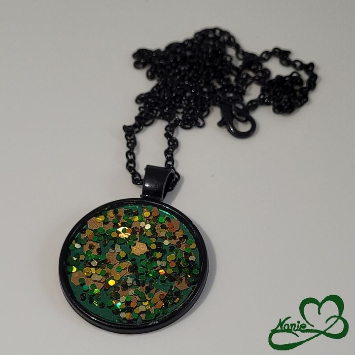 Sautoir, en acier inoxydable et en resine, noir et vert pailleté