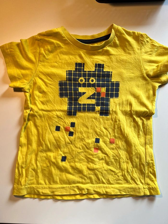 T-shirt jaune