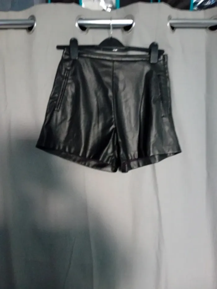 Short cuir