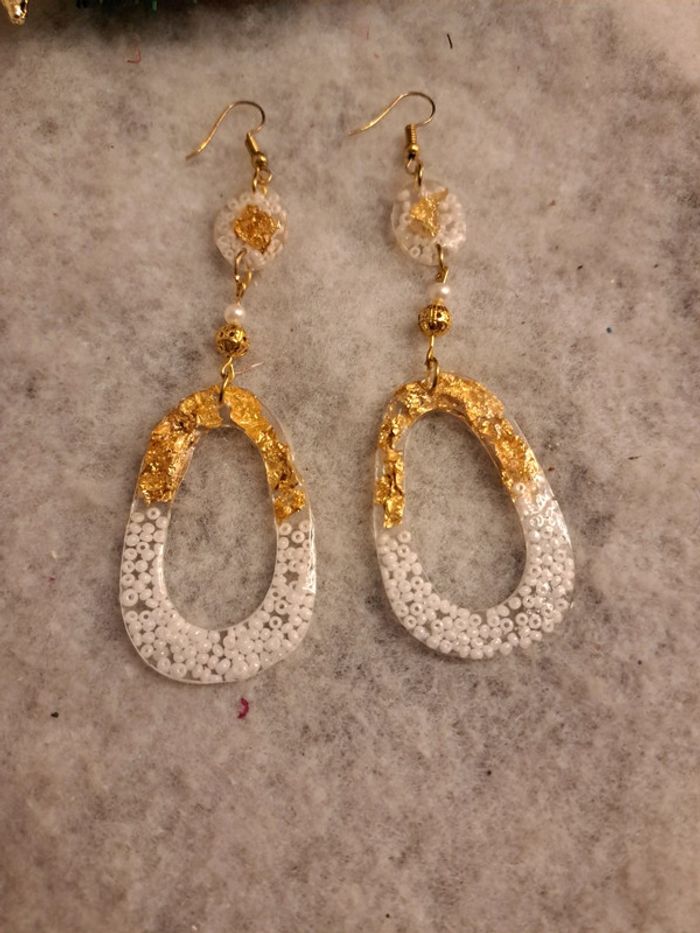 Boucles d'oreilles pendante en résine blanche et doré - photo numéro 4