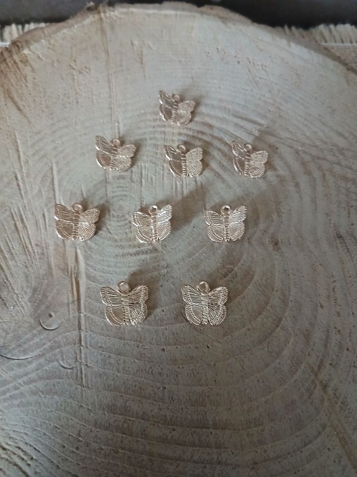Lot de 8 breloques pendentifs papillons coeur doré.