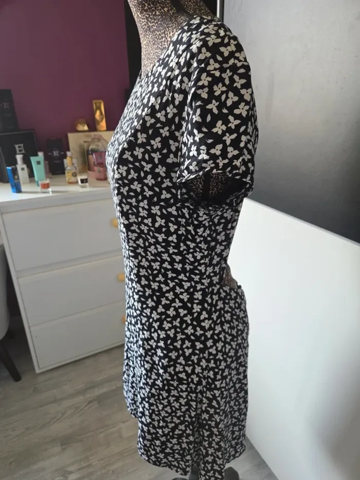 Jolie Robe de chez kookai en taille 42 - photo numéro 2