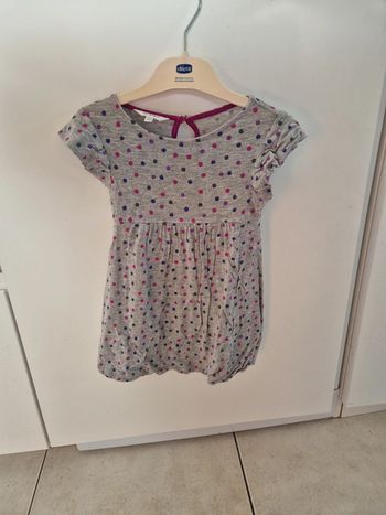 Robe grise à petit pois