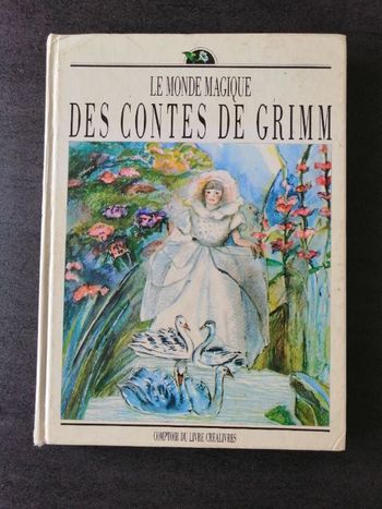 Livre Le monde magique des contes de Grimm en bon état