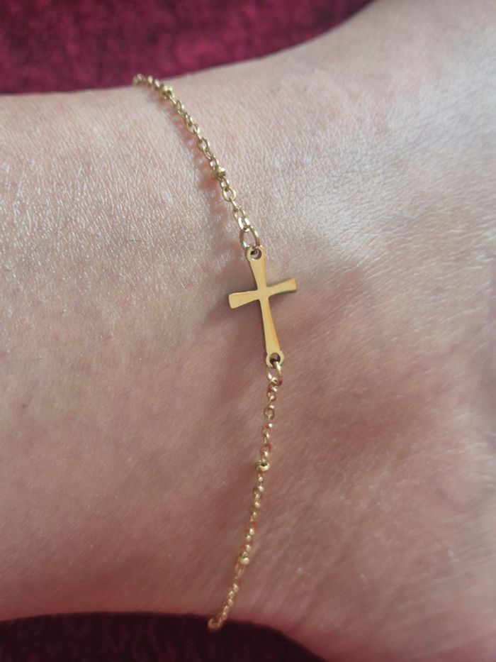 Jolie chaîne de cheville motif croix en acier