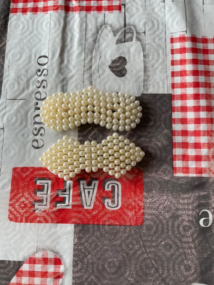 Lot de deux barrettes perles