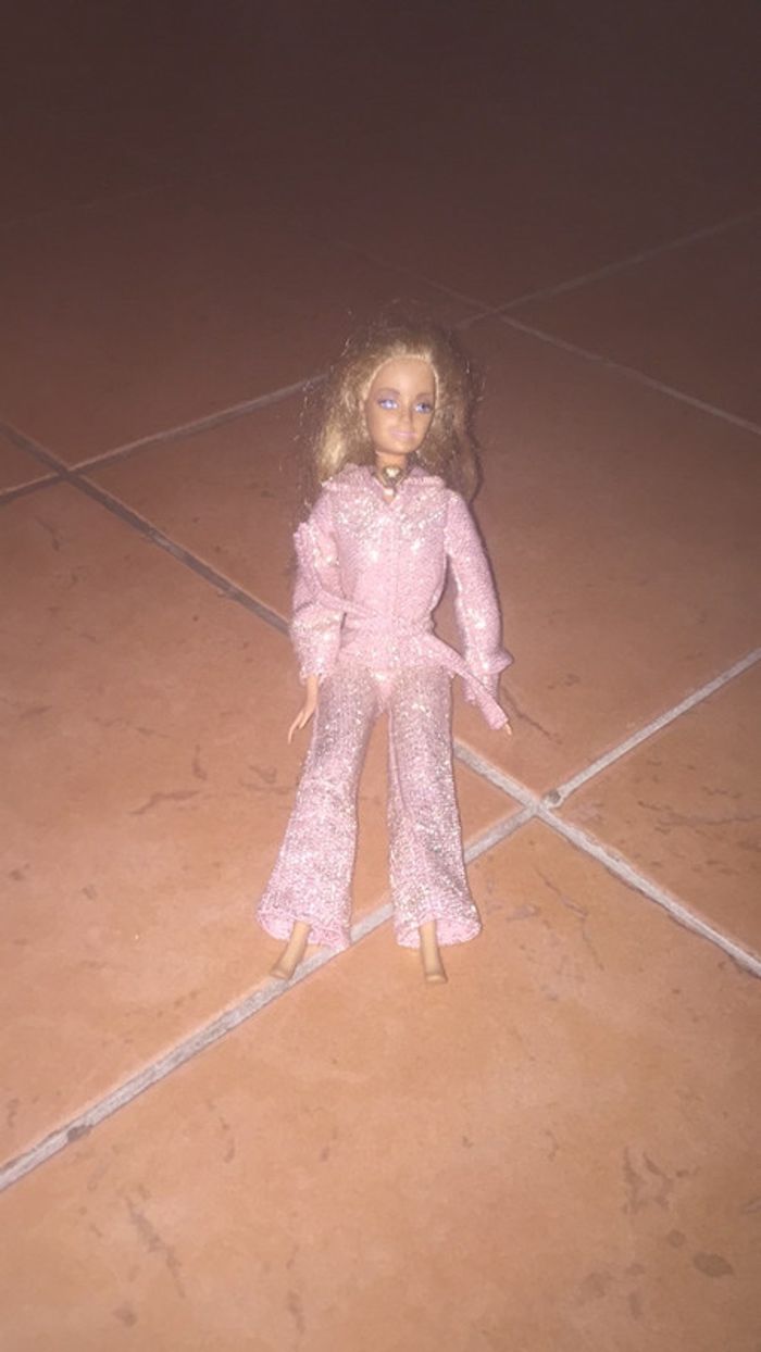 Poupée Barbie avec combinaison rose pale scintillante - photo numéro 3