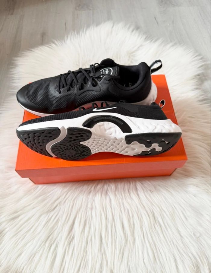 Baskets Nike Renew In-Season TR 11 – Taille 44,5 – noir/blanc – Neuf avec étiquette - photo numéro 2