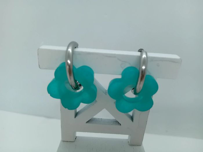 Boucles d'oreilles anneaux petites fleurs résine - photo numéro 3