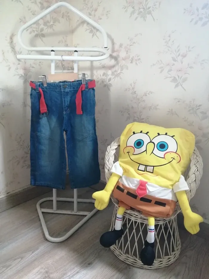 Pantacourt bleu en jeans délavé avec ceinture rouge / sans marque / (6ans)