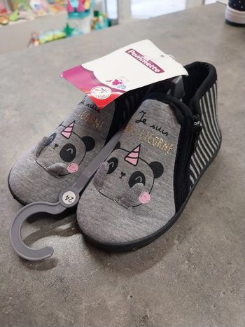 paire de chaussons fille neuf pointure 24 pommette