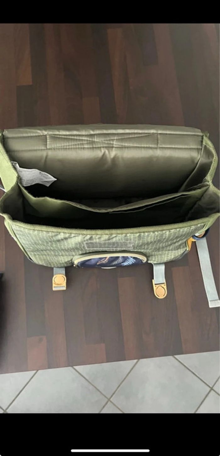 Cartable dinosaure avec trousse assortie en très bonne état taille 36 cm pour cp/cel Auchan - photo numéro 10