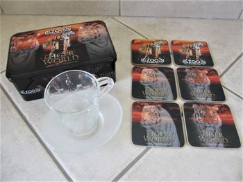 Boîte en métal Zoo d’Amnéville contenant 6 sous-verres et mug en verre gravé Tigerworld avec sous-ta